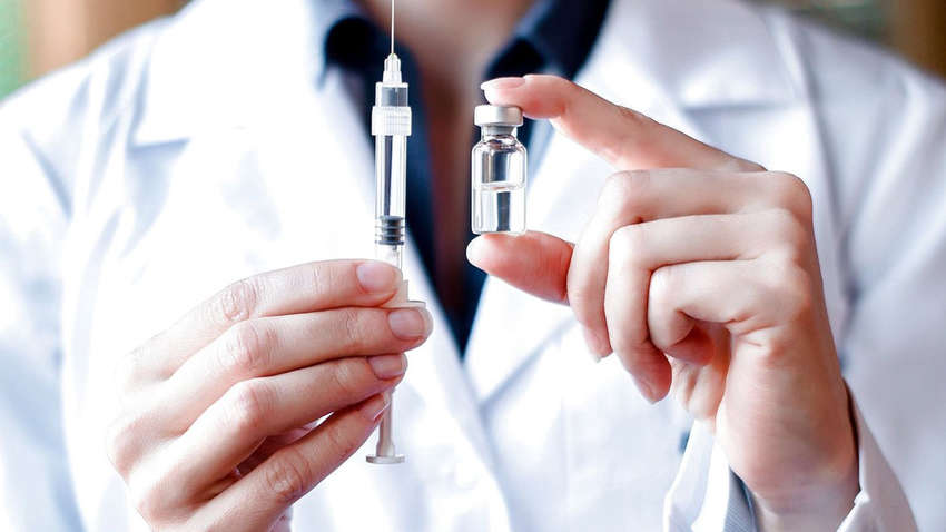 Когда в Украине вакцинируют работников образования: детали