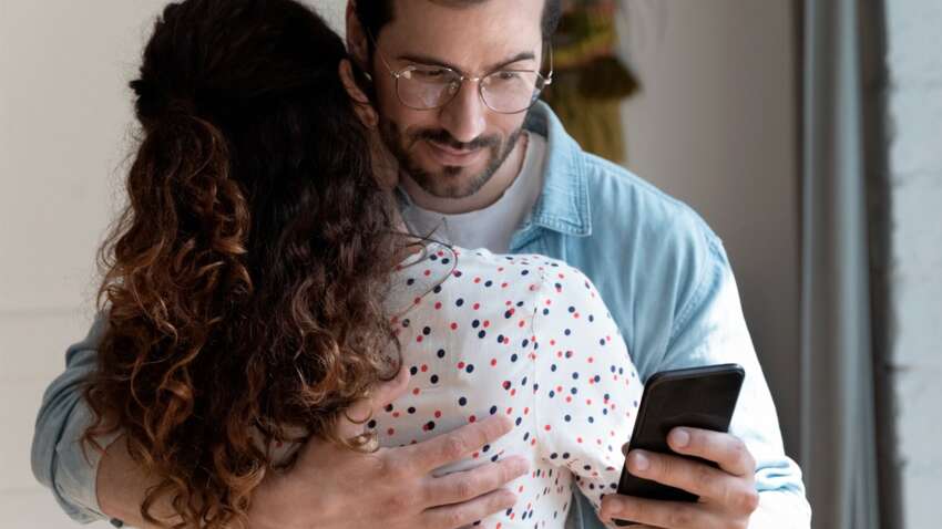 «Гортають стрічку замість того, щоб займатися сексом»: чому молодь втрачає інтерес до інтиму