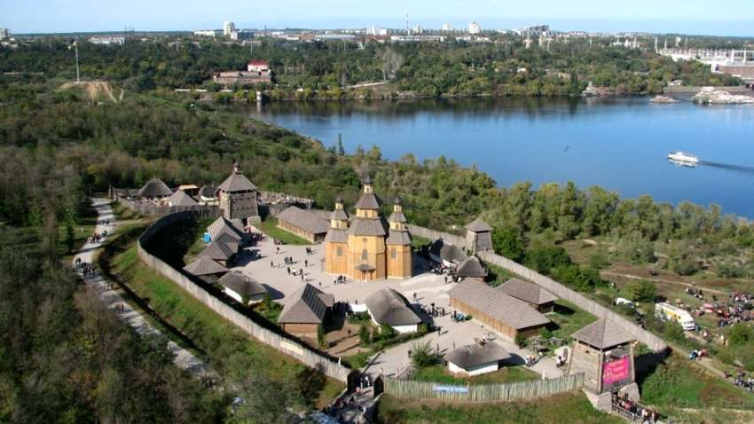 Рашисти обстріляли Запоріжжя: били по будинкам