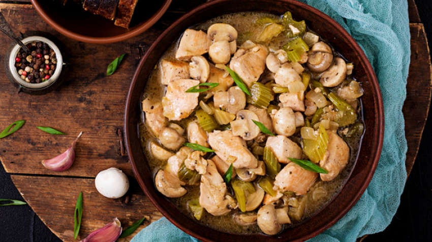 Идея для ужина: рецепт курицы с грибами, тушенных в пиве