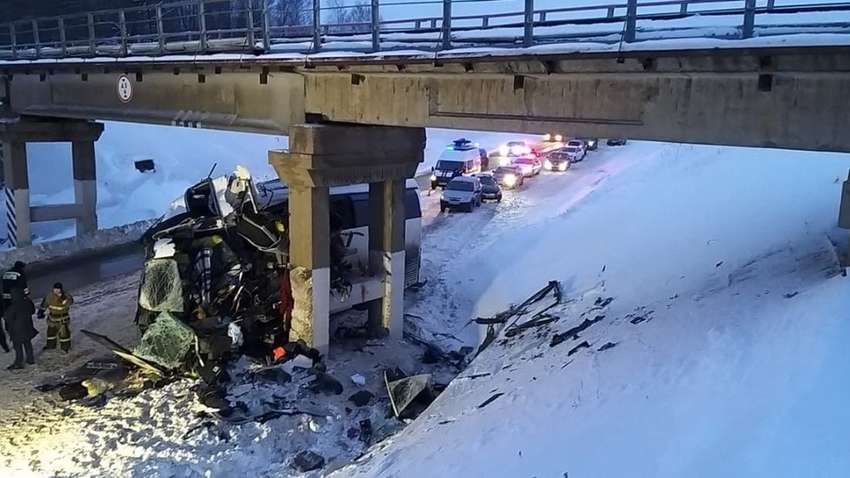 В России автобус протаранил опору моста: много раненых и погибших (ВИДЕО)  В России автобус протаранил опору моста: много раненых и погибших (ВИДЕО)