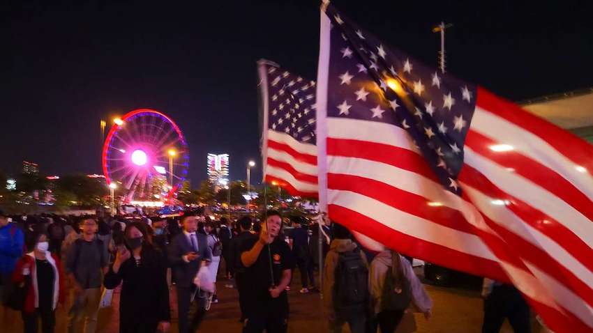 У Гонконзі протестувальники влаштували свято на честь США