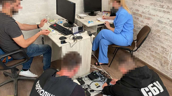 СБУ заблокувала дві ботоферми майже на сім тисяч акаунтів СБУ заблокувала дві ботоферми майже на сім тисяч акаунтів