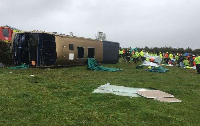 В Британии перевернулся двухэтажный автобус: есть пострадавшие 