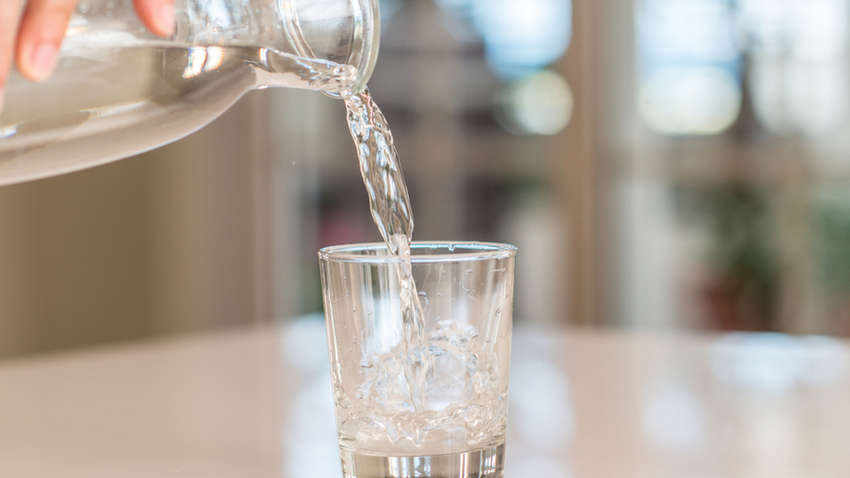 Пять веских причин начать день со стакана воды