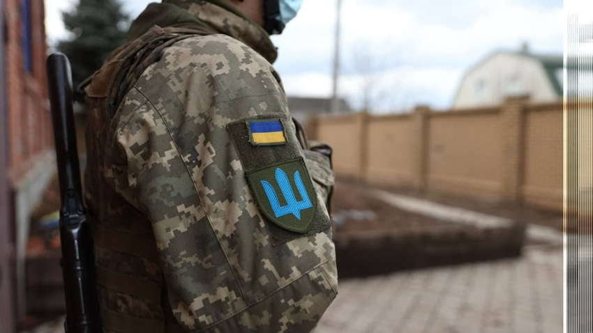 Военный сыграл на пианино во время взрывов в Бахмуте: трогательное видео Военный сыграл на пианино во время взрывов в Бахмуте: трогательное видео