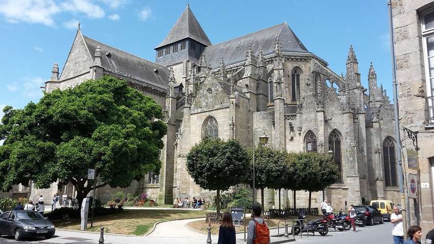 Город на холме: как Динан стал любимым курортом во Франции