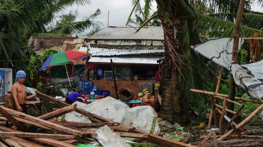 На Филиппины обрушился мощный тайфун