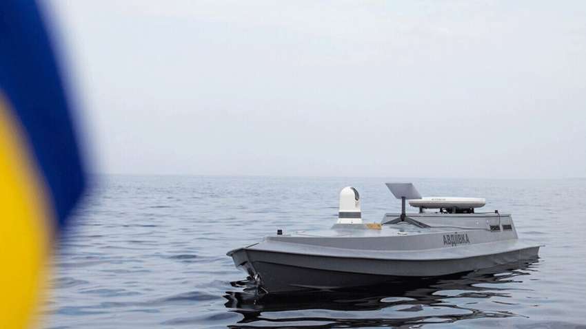 Морские дроны СБУ отработали по российским вертолетам и самолетам у Крымского моста (ВИДЕО)