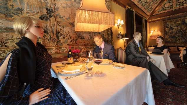 У США в ресторані посадили надувних ляльок, щоб гості не відчували себе самотньо через дистанціювання