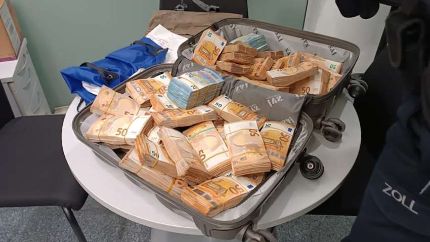 В Германии задержали украинского пенсионера: перевозил почти полмиллиона евро В Германии задержали украинского пенсионера: перевозил почти полмиллиона евро