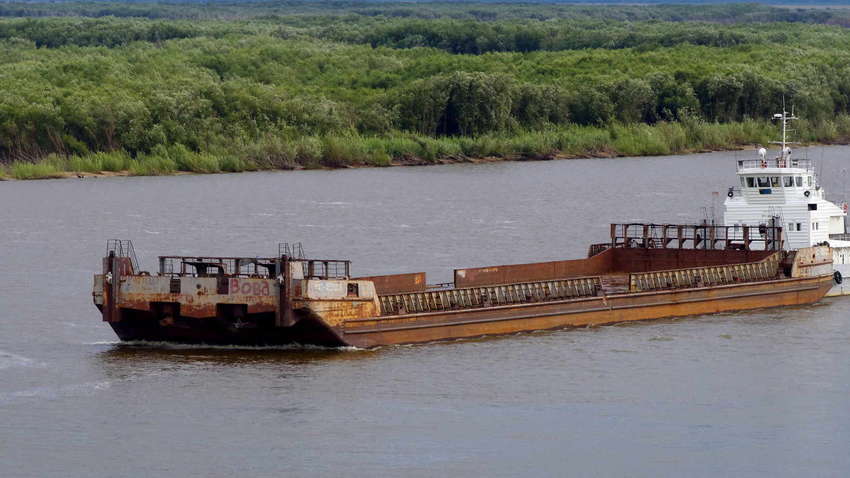 Украинское судно заблокировало движение по Дунаю