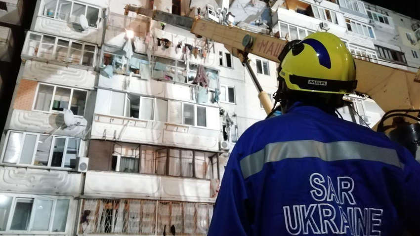 Вибух у київській багатоповерхівці: рятувальні роботи всередині будинку терміново зупинили Вибух у київській багатоповерхівці: рятувальні роботи всередині будинку терміново зупинили