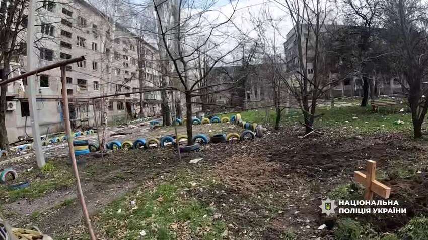 У Покровську катастрофічна ситуація: людей ховають вже на дитячих майданчиках У Покровську катастрофічна ситуація: людей ховають вже на дитячих майданчиках