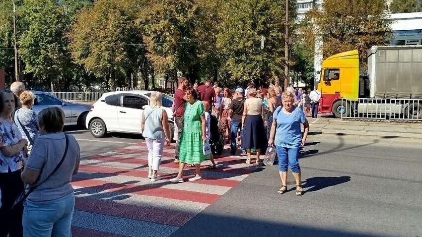 Дніпряни вийшли на протести через відключення світла: що кажуть в енергокомпанії