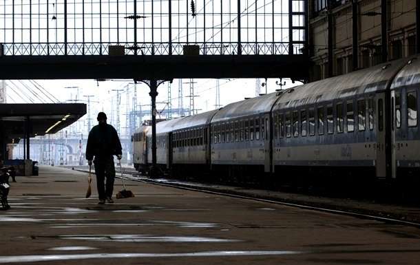 Стрибав під потяги і погрожував ножем машиністам: неадекватний самогубець був заарештований