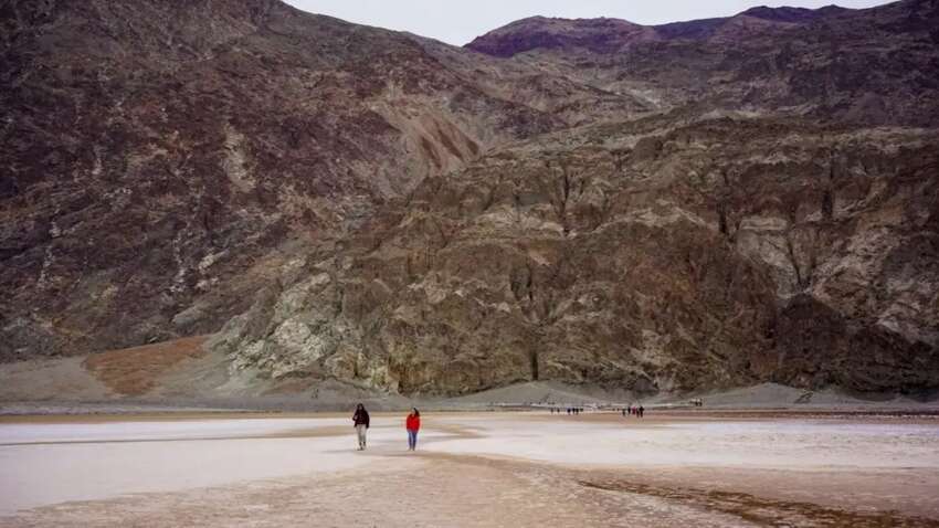 У Долині Смерті через рекордні дощі відродилося стародавнє озеро (ФОТО) У Долині Смерті через рекордні дощі відродилося стародавнє озеро (ФОТО)