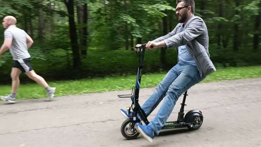 Во Франции запретили езду на электросамокатах по тротуарам