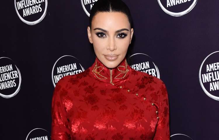 Ким Кардашьян убедила фанатов, что у нее шесть пальцев на ноге