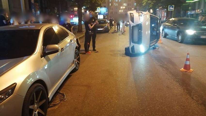 Шампанське випало з авто: дружина радника голови Сумської ОДА влаштувала ДТП (ФОТО)