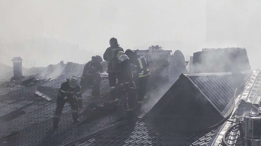 В Одессе не могут потушить жилой дом: спасатели в больнице, сотня жильцов "поселились" в автобусах