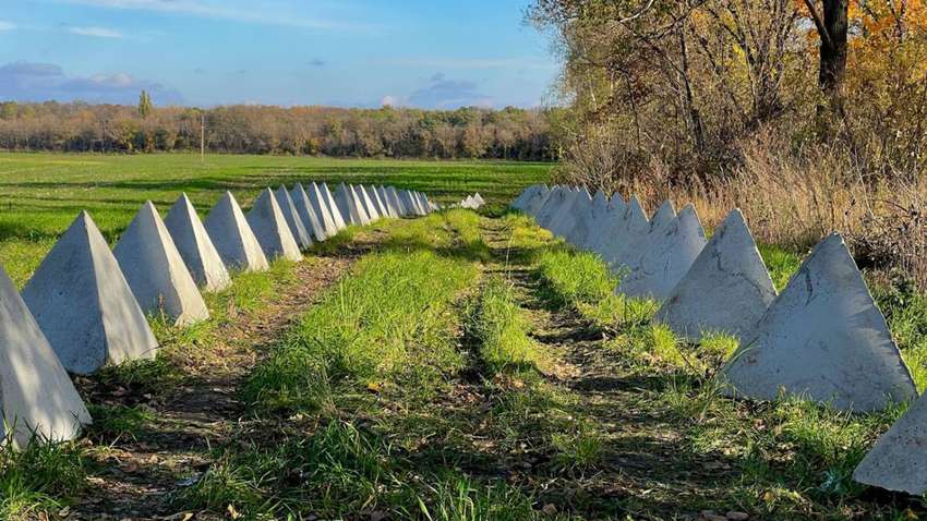 Вартість сировини зросла в 70 раз: невідомі компанії наживаються на будівництві фортифікацій