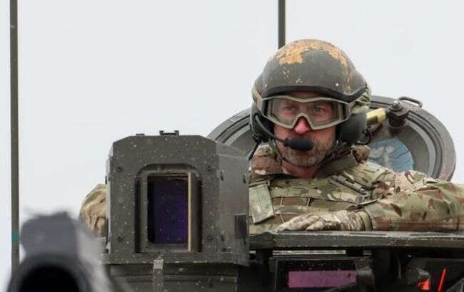 Принц Уильям в танке проехался вдоль российской границы (ФОТО) Принц Уильям в танке проехался вдоль российской границы (ФОТО)