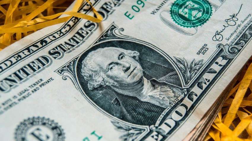 Банки массово начали сокращать ставки по депозитам в долларах