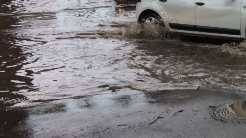 Шторм в Киеве: затопленные улицы и “гейзер” для авто (ФОТО, ВИДЕО)