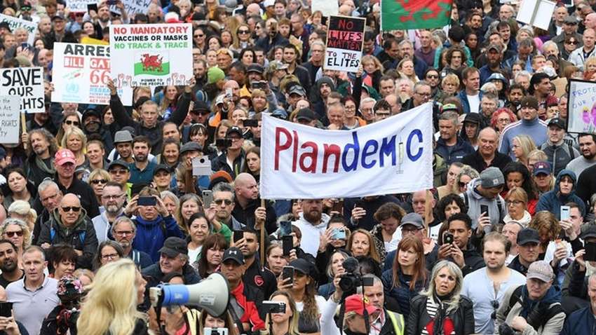 Карантин надоел: тысячи британцев вышли на улицы Лондона против насильственных мер по изоляции  Карантин надоел: тысячи британцев вышли на улицы Лондона против насильственных мер по изоляции