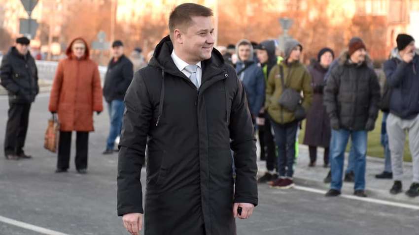 Мер Рівного за рік на посаді купив розкішний будинок: чому покупкою зацікавилась поліція (ФОТО) Мер Рівного за рік на посаді купив розкішний будинок: чому покупкою зацікавилась поліція (ФОТО)