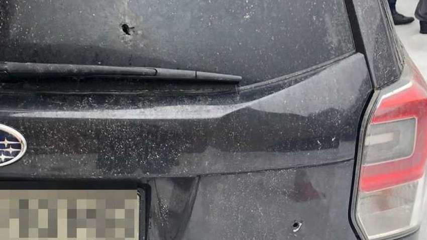 Відеофакт: під Харковом копи обстріляли автомобіль, поранивши пасажира