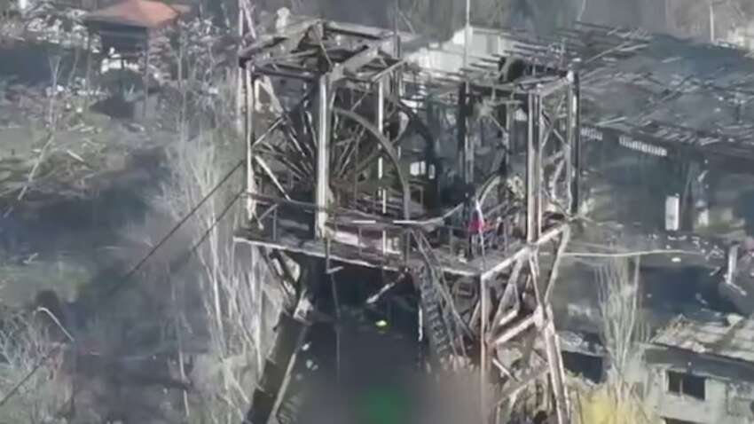 Россияне повесили флаг РФ над Мирноградом: в ВСУ отреагировали