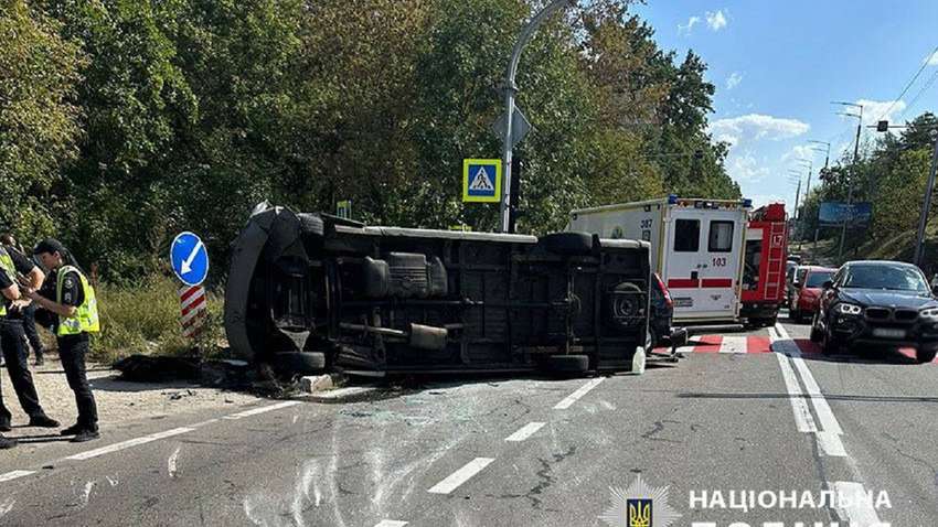 Масштабна аварія сталася у Києві: постраждали 16 осіб (ФОТО, ВІДЕО) Масштабна аварія сталася у Києві: постраждали 16 осіб (ФОТО, ВІДЕО)