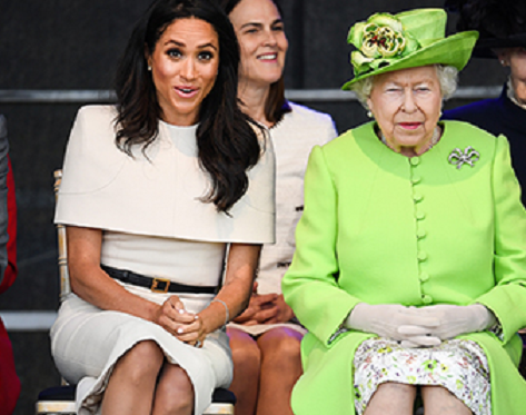 Королева Елизавета убрала фото Меган Маркл со столика в гостиной