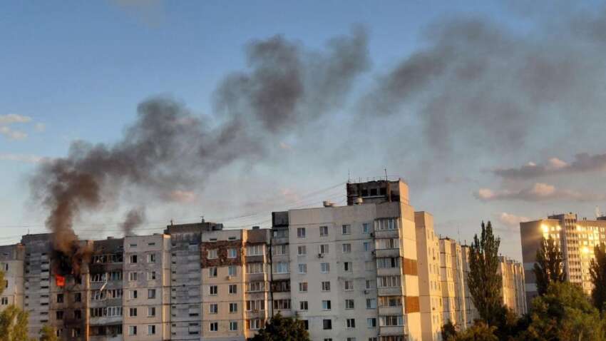 Огнем охватило с 4 по 9 этаж: в Киеве россияне ударили по девятиэтажке