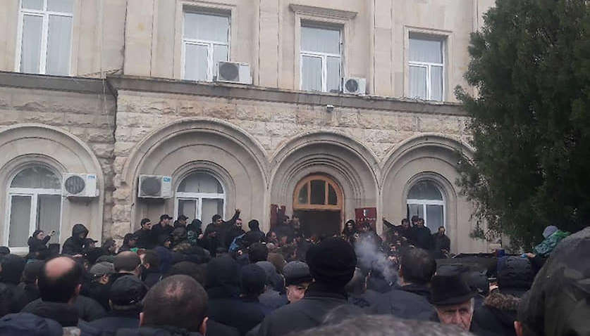 В Абхазії протестувальники штурмом взяли адміністрацію президента