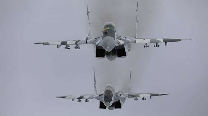 Жива сила та техніка у вогні: ЗСУ завдали по ворогові п'ять авіаударів – ВІДЕО