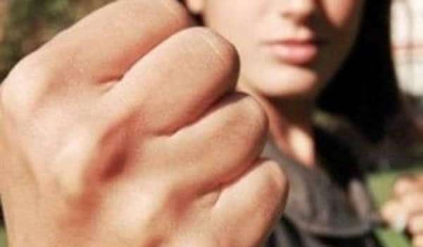 В Росії жінка зламала хребет школяру, який штовхнув її сина (ВІДЕО) В Росії жінка зламала хребет школяру, який штовхнув її сина (ВІДЕО)