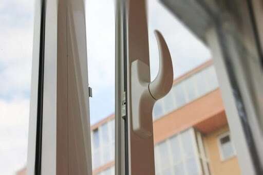 У Києві дитина випала з вікна школи: що відомо