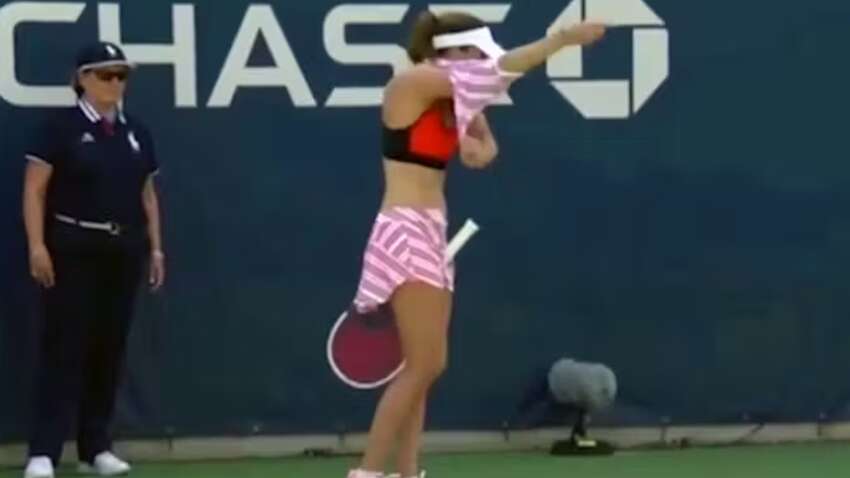Відома тенісистка роздяглася просто на корті під час матчу: відео зібрало 6 млн переглядів