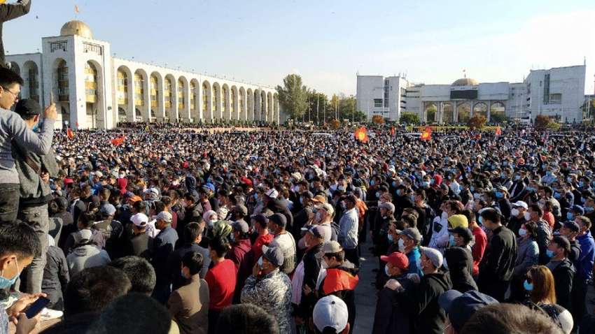 Ситуація в Киргизстані: президент зник, кордони - на замок