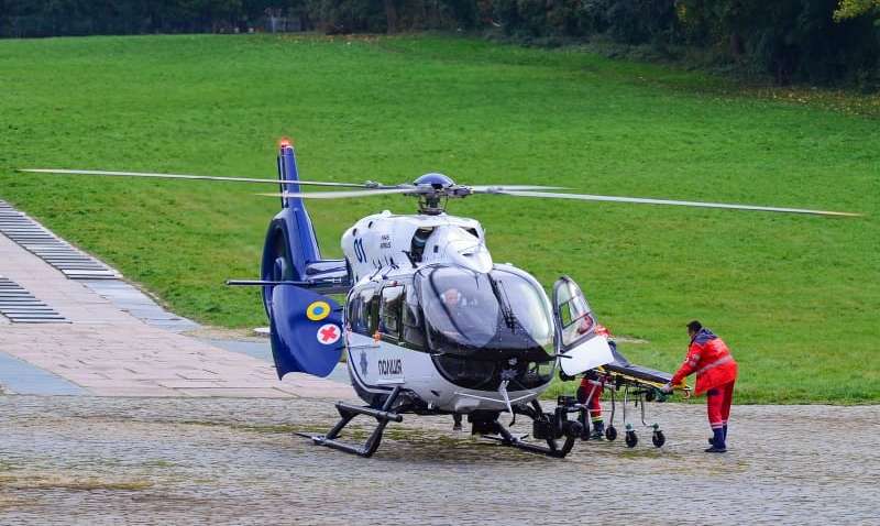 Пациентов везут в больницу на вертолетах: как это работает в Украине Пациентов везут в больницу на вертолетах: как это работает в Украине