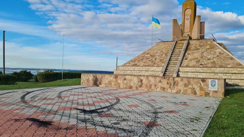 Скандальний дрифт: біля Тернополя автомобіліст влаштував заїзд прямо на меморіалі (ФОТО) Скандальний дрифт: біля Тернополя автомобіліст влаштував заїзд прямо на меморіалі (ФОТО)