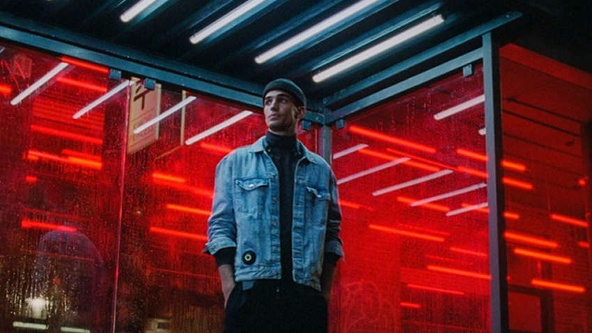 H&M создал куртку для объятий на расстоянии