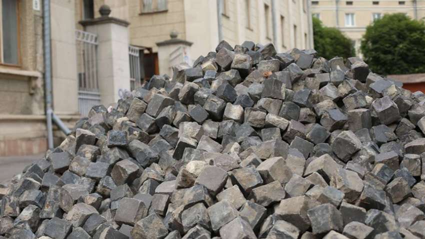 Горсовет Тернополя передал на нужды воинской части старую брусчатку Горсовет Тернополя передал на нужды воинской части старую брусчатку