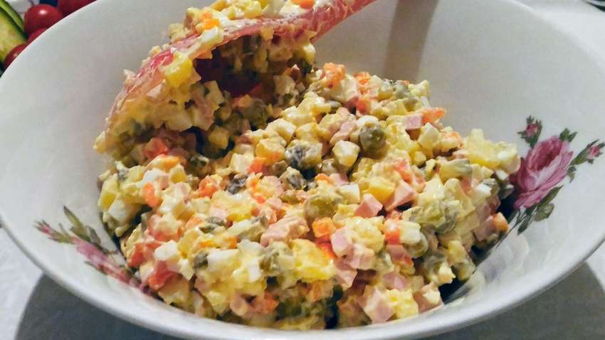 Сколько можно доедать новогодние салаты, чтобы они не испортились?