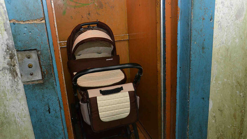 У Києві двері ліфта затиснули дитячу коляску