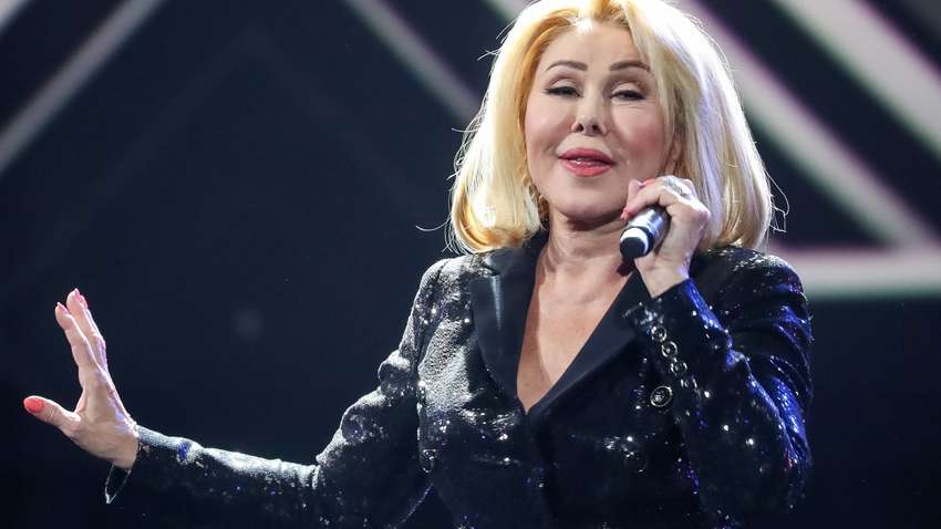 Звезда "русского шансона" в 66 лет вновь стала мамой  