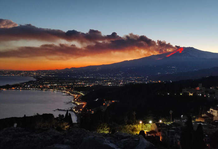 Вулкан Етна на Сицилії почав раптове виверження в останніх променях сонця (відео)